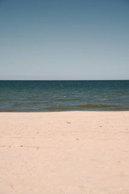 Deniz kenarında bir gün. Yazın minimalist baltık denizi.