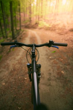 Ormanda birinci şahıs görünümü olan el bisikletçisi yok..