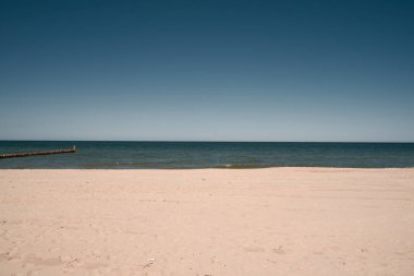 Deniz kenarının minimalist manzarası. Basit bir deniz manzarası.