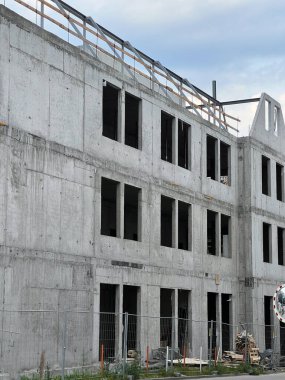 Yarı yapılı bir inşaat alanının alçak açılı görüntüsü. Beton apartman inşaatı süreci. Ev inşaatı aşamasında yatırım ve ipotek kavramı