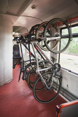 06.01.2022 Gdynia Polonya Avrupa. Bisikletle toplu taşıma kavramı. Trenin içinde park etmiş bisikletler. Demiryolu taşımacılığında bisiklet rafı.