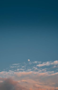 Akşam gökyüzündeki ince ayın resimli fotoğrafı.