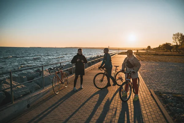 2022 Gdansk Lengyelország Sziluettje Emberek Kerékpározás Strandon Gondtalan Szabadtéri Nyaralás — Stock Fotó