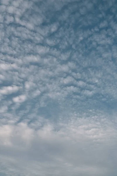 Céu Azul Com Nuvens Num Dia Ensolarado Fundo Natural Abstrato — Fotografia de Stock