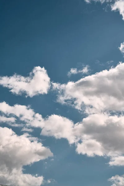 Céu Azul Com Nuvens Num Dia Ensolarado Fundo Natural Abstrato — Fotografia de Stock