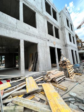 Yarı yapılı bir inşaat alanının alçak açılı görüntüsü. Beton apartman inşaatı süreci. Ev inşaatı aşamasında yatırım ve ipotek kavramı