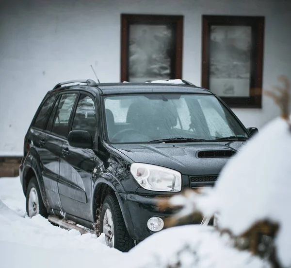 Vehículo Todoterreno Estacionado Durante Las Nevadas Concepto Uso Compacto Todas — Foto de Stock