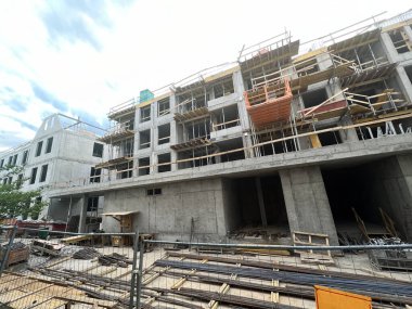 Beton şantiyesi. Avrupa 'da betondan yapılmış yeni evler inşa etme fikri.