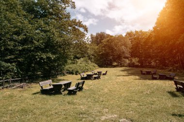 Kırsal kesimde sakin bir hafta sonu tatili. İnsansız eğlence aktiviteleri.