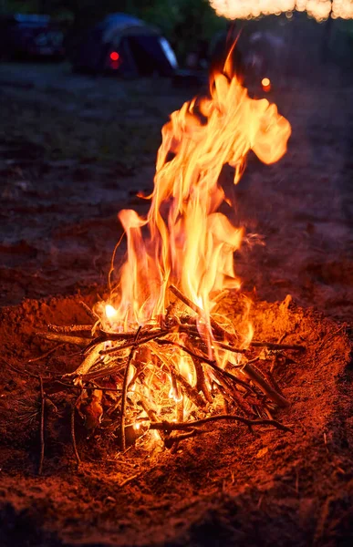 แคมป ไฟตอนเย ความอบอ นของไฟต บเส นขอบฟ ยกเย — ภาพถ่ายสต็อก