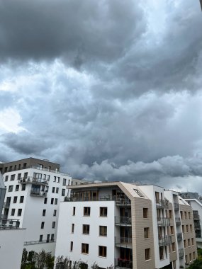 İskandinav çağdaş mimarisi. Modern konut kompleksinin balkonundan bak. Açık hava tesisleri. Çevre dostu yaşam.