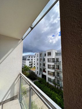 İskandinav çağdaş mimarisi. Modern konut kompleksinin balkonundan bak. Açık hava tesisleri. Çevre dostu yaşam.