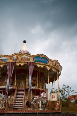 21.06.2021. Gdansk, Polonya. Eski şehir Gdansk 'ın merkezindeki eğlence atlıkarıncasını dolaşın.