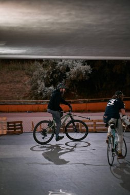 28.07.2022 Polonya, Tri-city, Gdansk - Gençler Ergo Arena yakınlarındaki yeraltı geçidinde asfalt üzerinde bisiklet polosu oynuyorlar.