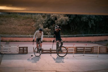 28.07.2022 Polonya, Tri-city, Gdansk - Gençler Ergo Arena yakınlarındaki yeraltı geçidinde asfalt üzerinde bisiklet polosu oynuyorlar.