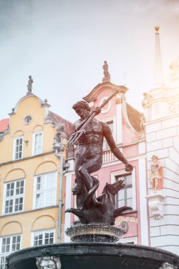 Neptune Çeşmesi, Gdansk Polonya 'da renkli bir binanın önünde. Doğu Avrupa 'da seyahat hedefi kavramı.