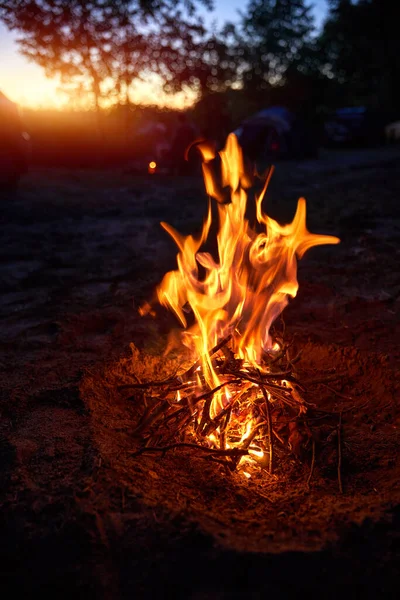 ไฟไหม ในแคมป ตอนเย การอย รอดและการผจญภ ยในพ ชนบท ไฟแคมป ในฤด — ภาพถ่ายสต็อก