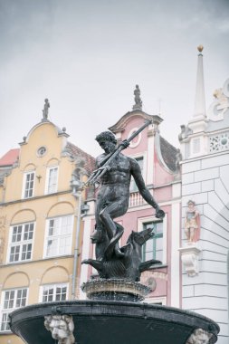Neptune Çeşmesi, Gdansk Polonya 'da renkli bir binanın önünde. Doğu Avrupa 'da seyahat hedefi kavramı.
