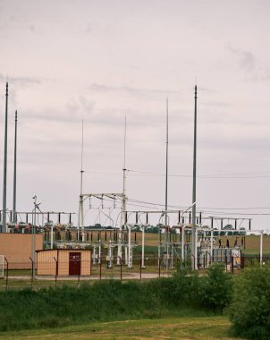 Olay yerinde elektrik santrali var. Elektrik Transformatörü. Yüksek voltajlı elektrik santralini yükseltmek ya da düşürmek için kullanılan ekipman