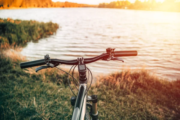 Mountain Bike Lake Shore Summer Sunset Adventures Countryside Using Bicycle — Stockfoto