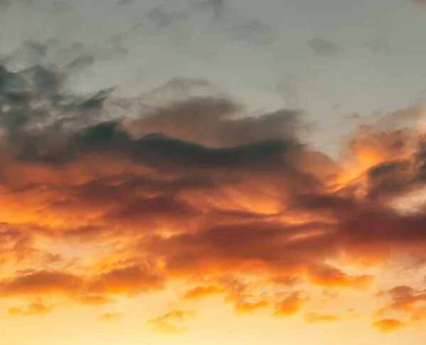 Dramatic Sunset Landscape Puffy Clouds Lit Orange Setting Sun Blue — Stock Photo, Image