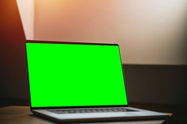 Modern taşınabilir bilgisayar modeli. Web sitesi ya da uygulama yerleştirme için boş ekran. İçerde insanlar olmadan izole edilmiş bir laptop..