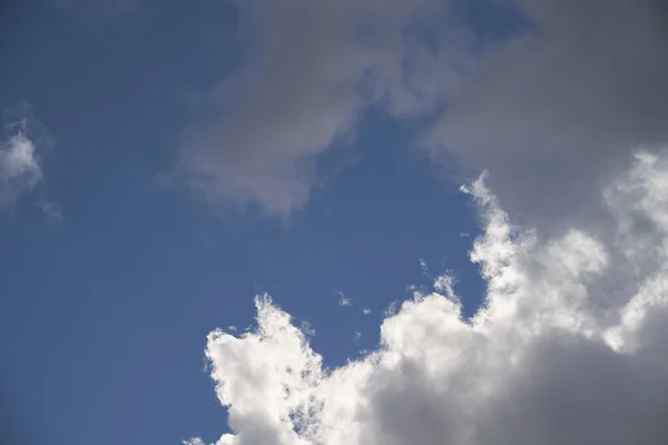 Pedaço Céu Azul Com Muitas Nuvens Redor Paisagem Nublada Meio — Fotografia de Stock