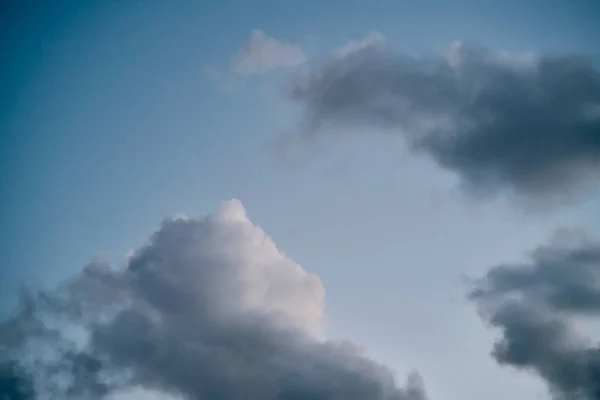 Sullo Sfondo Una Nuvola Bianca Cielo Blu Estivo Sfondo Naturale — Foto Stock