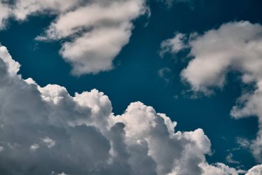 Mavi yaz gökyüzünde beyaz bir bulutun arkaplanı. Yumuşak bulutlu doğal arkaplan.