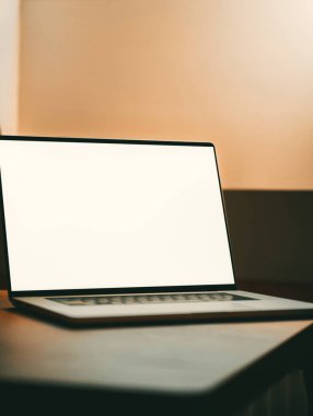 Modern taşınabilir bilgisayar modeli. Web sitesi ya da uygulama yerleştirme için boş ekran. İçerde insanlar olmadan izole edilmiş bir laptop..