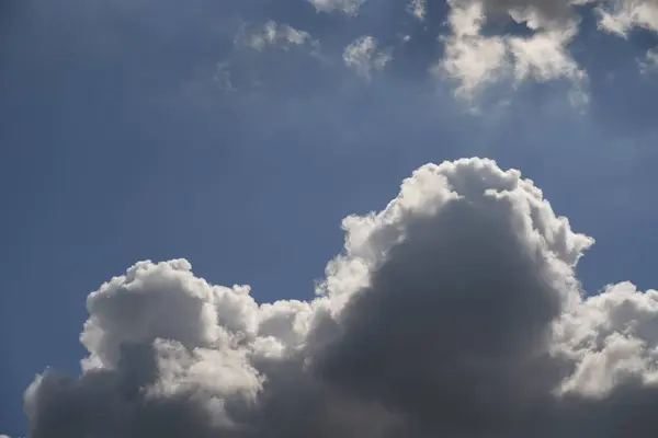 Fondo Una Nube Blanca Cielo Azul Verano Fondo Natural Con —  Fotos de Stock