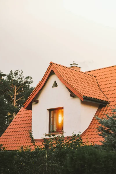 Cottage Famiglia Contro Cielo Sera Primo Piano Una Casa Dettagli — Foto Stock