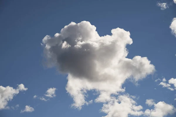 Single White Cloud Blue Sky Background Texture Summer Sky — Fotografia de Stock