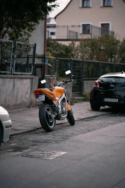 2022 그단스크 폴란드 노란색 스포츠카 거리에 주차되어 대한민국의 오토바이 Hyosung — 스톡 사진