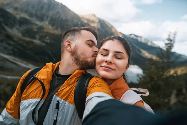 Glückliche Familie Aus Mann Und Frau Die Urlaub Den Bergen — Stockfoto