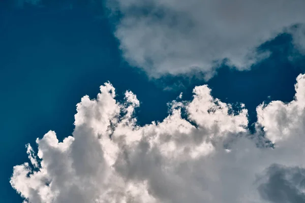 Ein Stück Blauer Himmel Mit Vielen Wolken Ringsum Mittags Wolken — Stockfoto