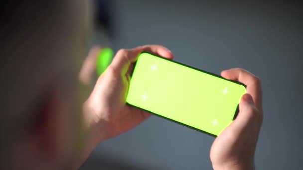 Muž Drží Svůj Smartphone Oběma Rukama Když Hraje Hrát Mobilní — Stock video