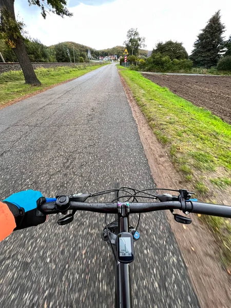 Trzymając Kierownicę Roweru Jedną Ręką Zbliżenie Kierownicy Roweru Widok Pierwszej — Zdjęcie stockowe