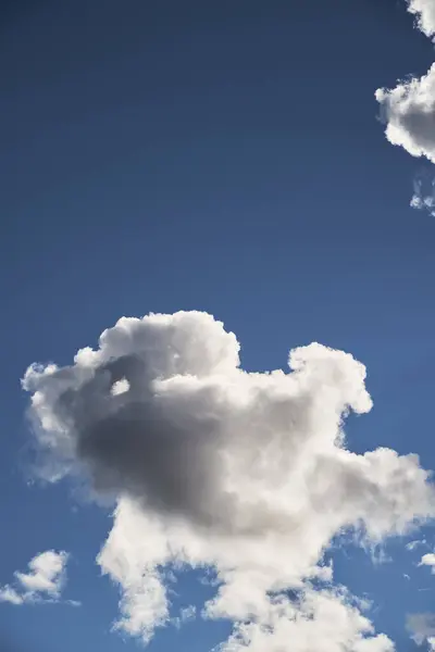 Weiße Wolken Sommerhimmel Wolkenkratzer Konzept Des Klimawandels — Stockfoto