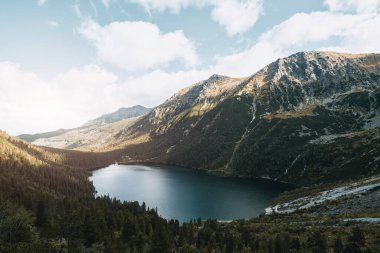 Doğa konseptinin güzelliği. Polonya 'da Tatra Dağları ve Göl' ün turkuaz renkleriyle muhteşem bir manzarası var. Avrupa Dağları 'nda resim gibi gün batımı.