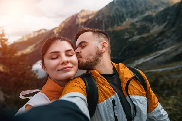 Happy Couple Hiking Young Couple Man Woman Mountains Smiling — Stock Photo, Image