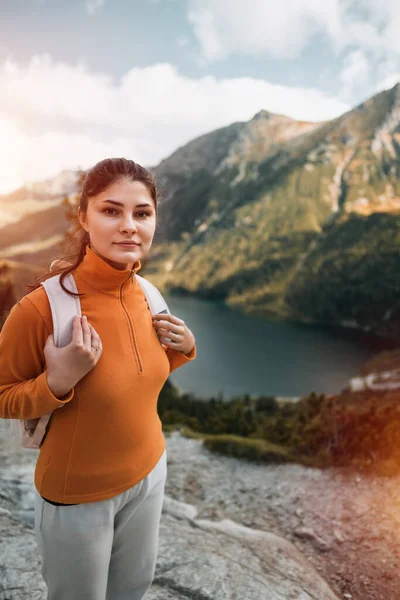 一个漂亮的黑发女人正在欧洲的山上爬山 年轻的女孩在鞑靼山脉放松 户外运动健康生活的概念 — 图库照片