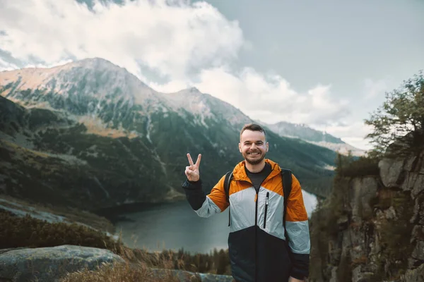 Šťastný Turista Vrcholu Hory Proti Krásnému Jezeru Lesům Kopcích Koncept — Stock fotografie