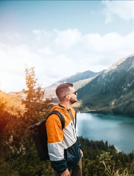 Uomo Viaggiatore Sorride Con Beatufil Lago Montagna Foresta Sullo Sfondo — Foto Stock