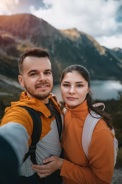 Das Junge Paar Lächelt Und Blickt Die Kamera Mit Einem — Stockfoto