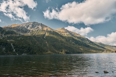 Doğa konseptinin güzelliği. Polonya 'da Tatra Dağları ve Göl' ün turkuaz renkleriyle muhteşem bir manzarası var. Avrupa Dağları 'nda resim gibi gün batımı.