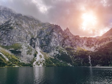 Avrupa dağlarında güzel bir tabiatın manzarası. Dağların önünde büyüleyici bir göl.