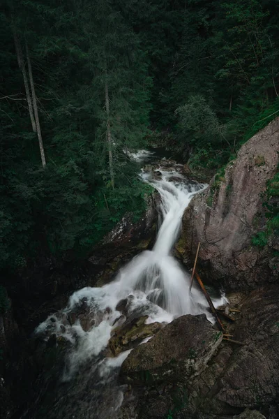 俯瞰高山绿林中美丽的小瀑布 瀑布周围的岩石 苔藓和树木 — 图库照片
