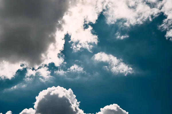 Pedaço Céu Azul Com Muitas Nuvens Redor Paisagem Nublada Meio — Fotografia de Stock