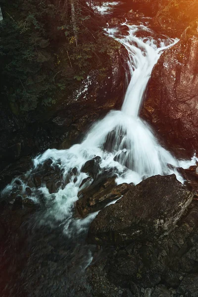 高山上美丽的瀑布 欧洲惊人的天性 俯瞰高山绿林中的瀑布 瀑布周围的岩石 苔藓和树木 — 图库照片